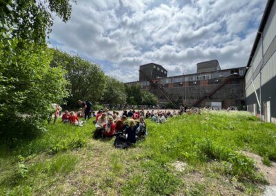 Picnic og gruppearbejde i Skabelonloftets have